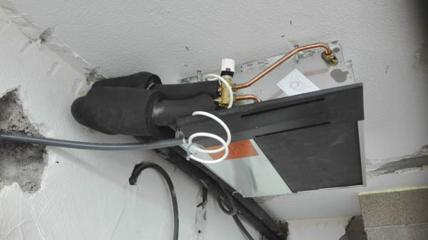 Instalación en proceso del aire acondicionado partes iniciales